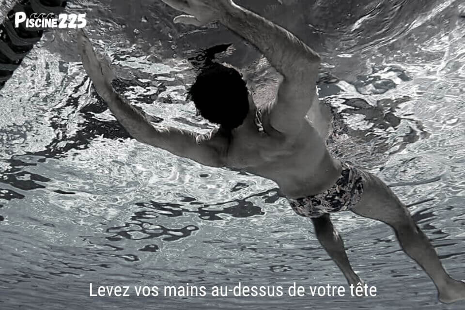 Levez vos mains au-dessus de votre tête